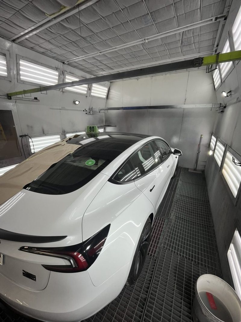 Tesla en cabina de pintura